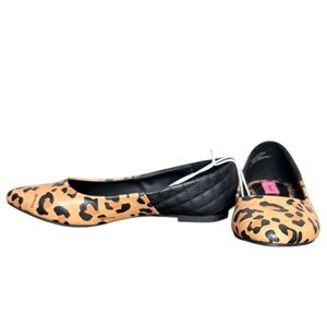 NWOT Betsyville Betsey Johnston Leopard Ballet‎ Flats Pointed Toe Quilted Size 5